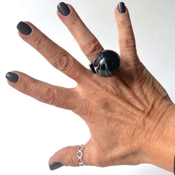 Vintage Size 6.75 Lucite Ring Chunky Ball Top White Black Swirl Statement Unisex - Picture 12 of 12